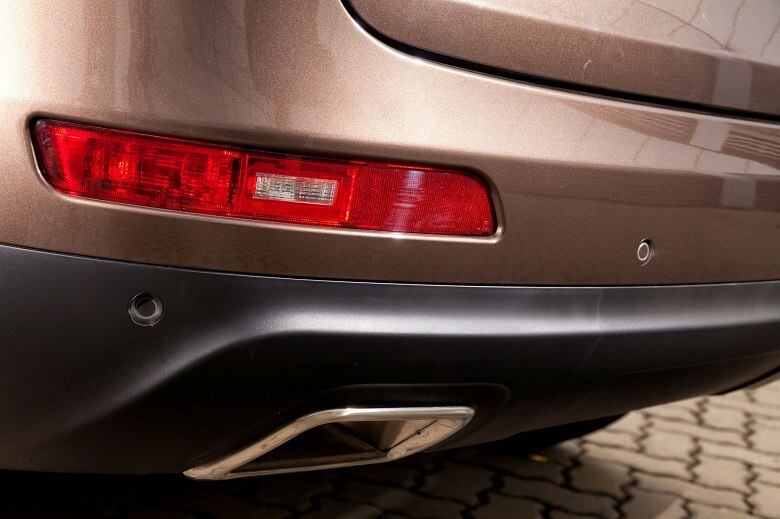 Além dos chamados "olhos de gato", a traseira traz duas seções com molduras cromadas que simulam escapes