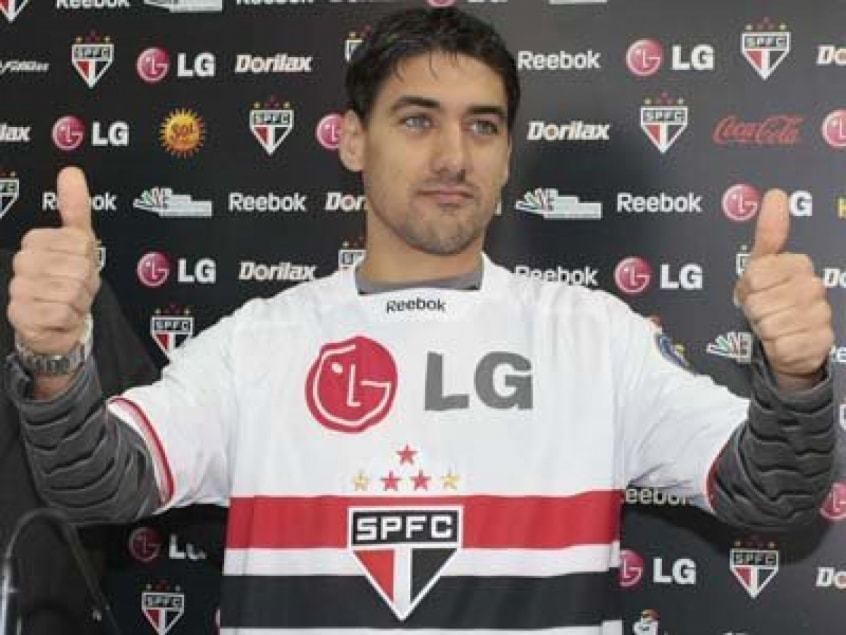 Adrián González - Conhecido como “Beckham” pela qualidade nas bolas paradas, o lateral-direito argentino Adrián González veio do San Lorenzo-ARG em 2009.