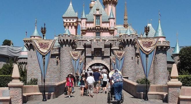 A Disneyland em Los Angeles, nos Estados Unidos, recebe 45 mil visitantes por dia