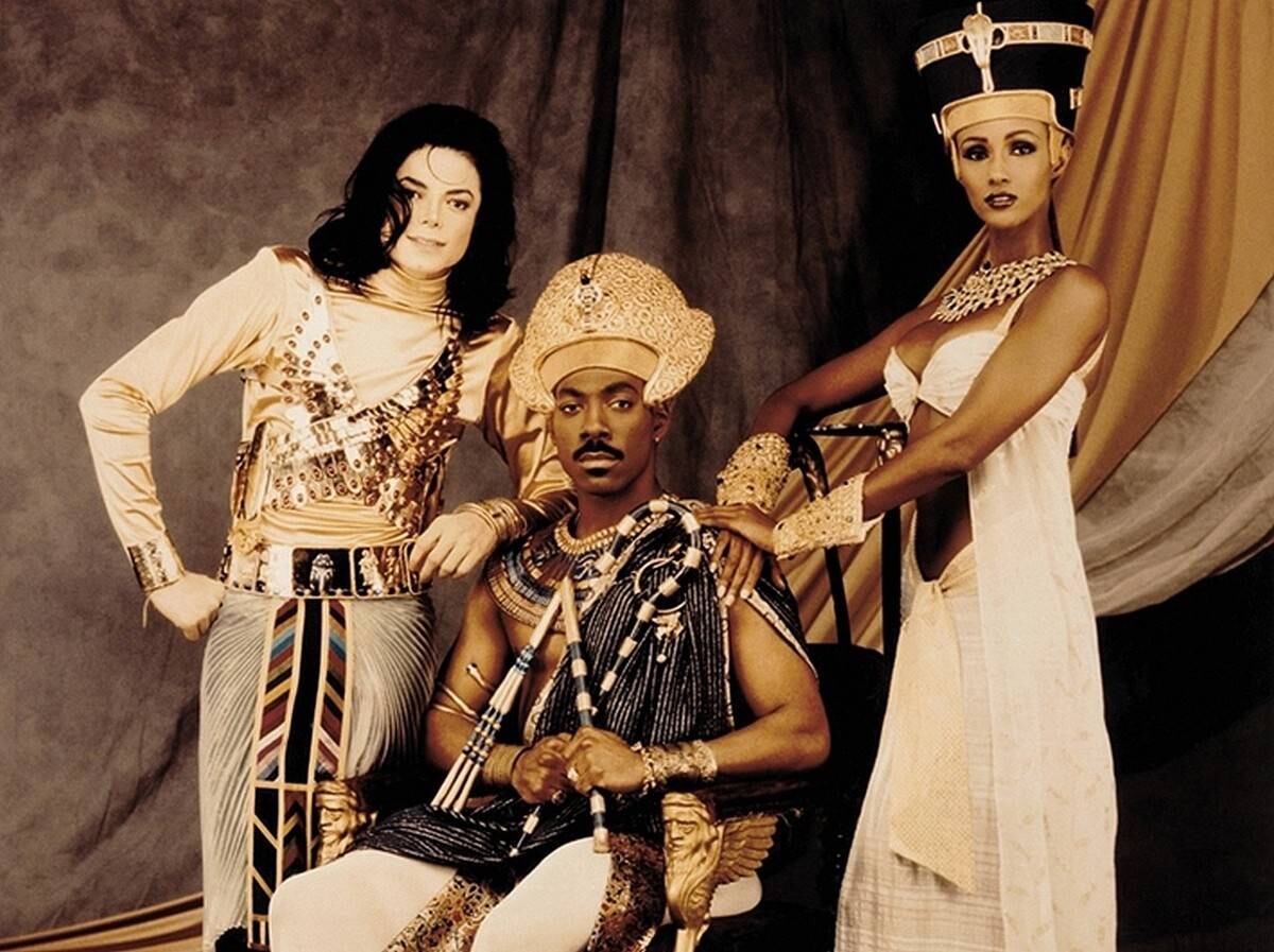 Michael Jackson parece gostar de parcerias inusitadas. Em 1993, Eddie Murphy o chamou para cantar Whatzupwitu. Anos mais tarde, Eddie apareceu no clipe Remember The Time