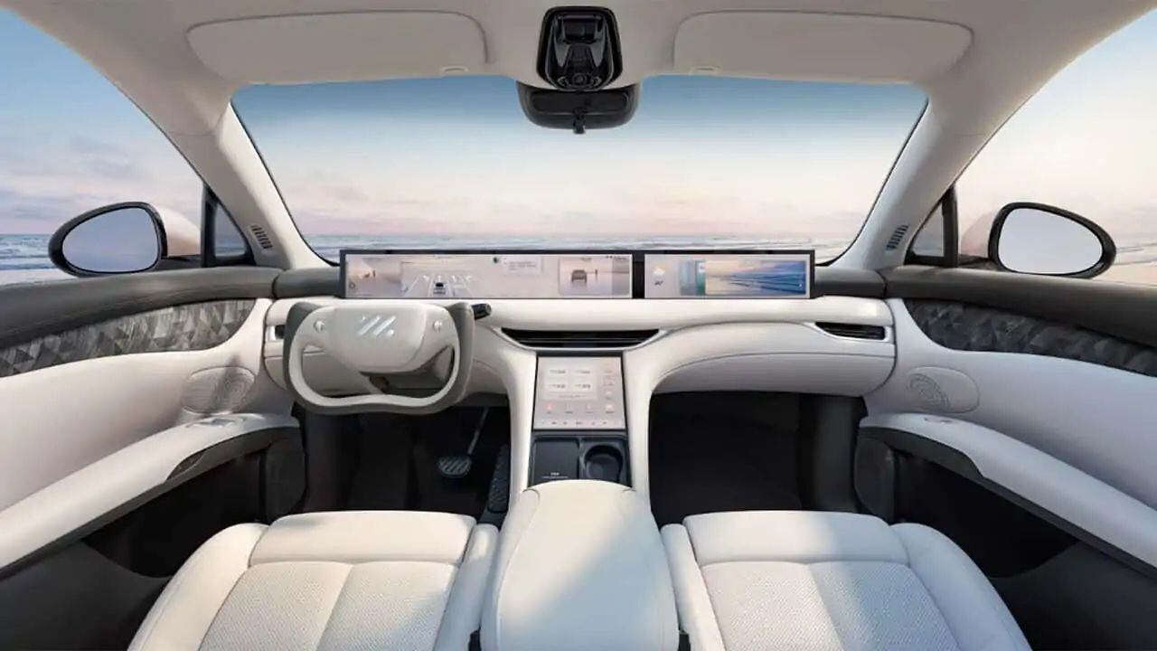 Interior do LS6 com couro branco e amplas telas de alta resolução