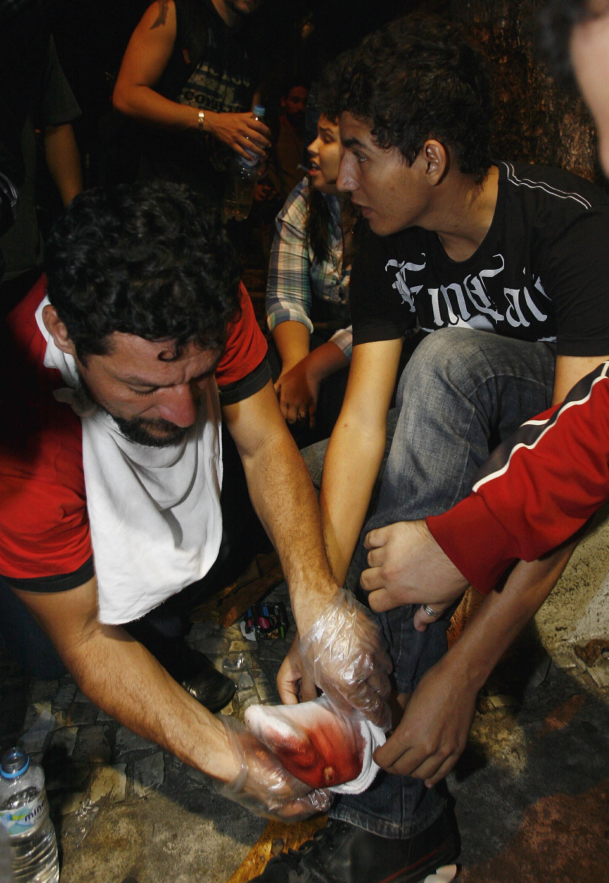 Manifestantes se machucaram durante a correria e foram ajudados por pessoas que participavam do protesto