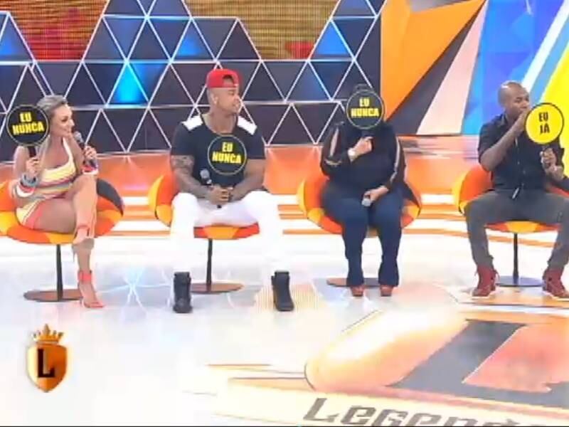 Léiz, Fabíola Gadelha e Léo Santana também integraram o time, assim como o chefe Marcos Mion. A primeira questão já foi uma bomba!

"Quem aqui já acordou ao lado de alguém que não sabia o nome?", perguntou o apresentador 

+ Léo Santana, Juju, Fabíola Gadelha, Mion e Léiz encaram o É Proibido Mentir

+ Kelly Key se derrete pela filha: “Ela é uma versão melhorada de mim”
