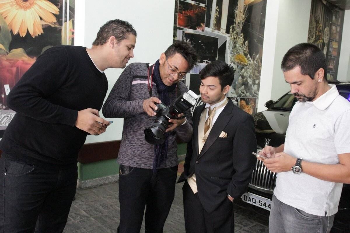 Yudi Tamashiro posa de smoking para revista