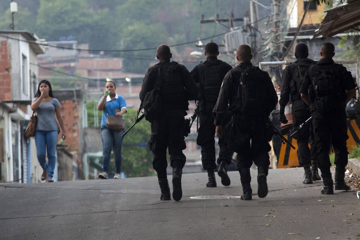 A polícia ocupou, na madrugada desta quinta-feira (13), a Vila Kennedy, na zona oeste do Rio. A comunidade receberá a 38ª UPP (Unidade de Polícia Pacificadora) do Estado. O chefe do Estado-maior Operacional da Polícia Militar, coronel Paulo Henrique Moraes, confirmou a tomada de território por volta das 6h. Até o começo da tarde, ao menos 11 suspeitos haviam sido detidos — seis em flagrante e o restante com base em mandado de prisão. Paralelamente à ação de tomada de território, a PM iniciou ações simultâneas em 22 comunidades do Rio para evitar migração do tráfico. Em razão da ocupação, cerca de 9.000 alunos ficaram sem aula na manhã desta quinta. Leia mais