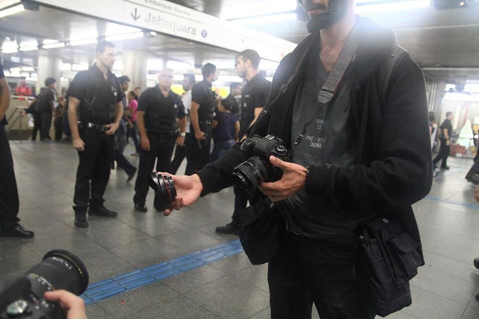 Lente de fotógrafo que cobria protesto no metrô foi quebrada