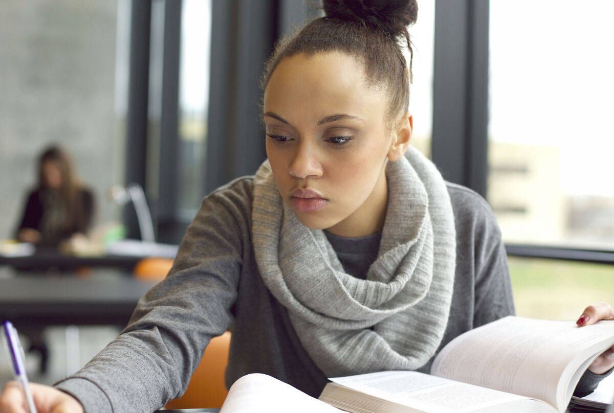 A iniciativa irá selecionar projetos que busquem elevar os resultados educacionais dos jovens negros e negras no Brasil
