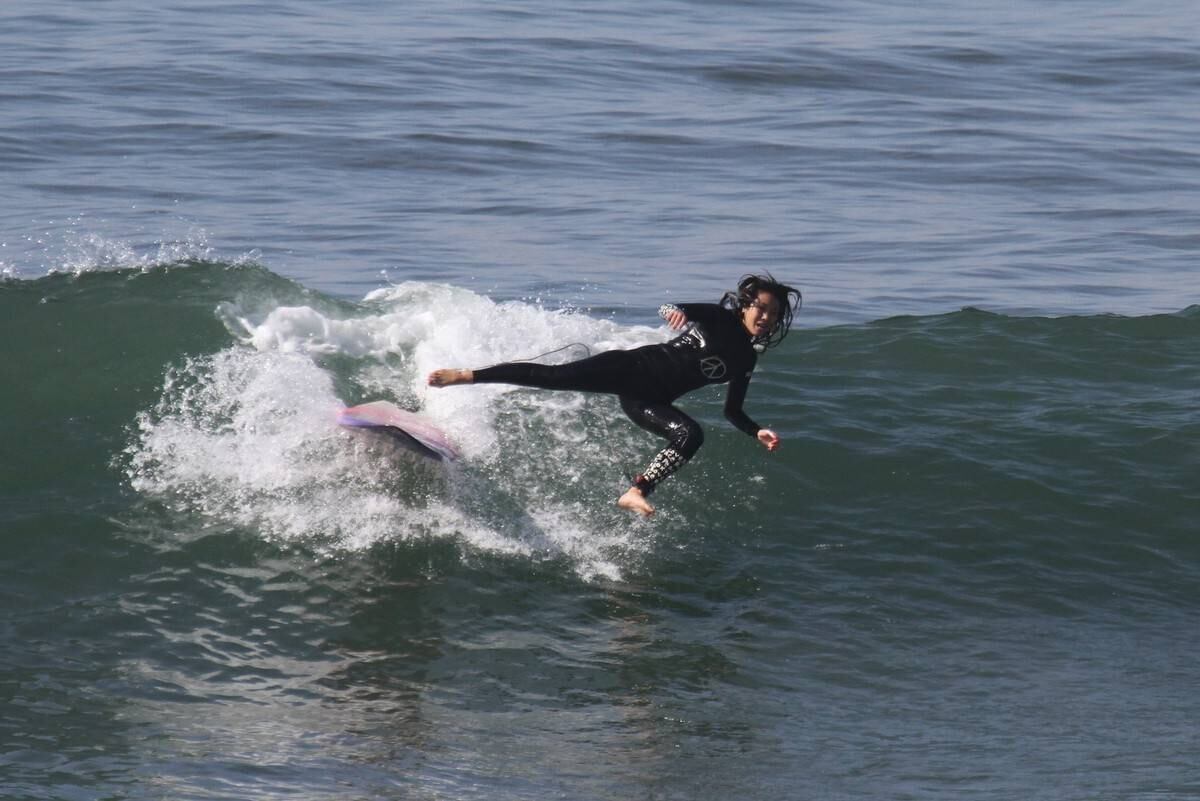 Quem diria que Dani Suzuki manda bem no surfe? A apresentadora aproveitou os dias de sol para praticar a modalidade. A moça teve aulas nesta quarta-feira (12), na praia da Maromba, no Rio de Janeiro. 

Porém, como todo esporte, tem seu risco de queda e nem ela escapou do famoso "caldo"
