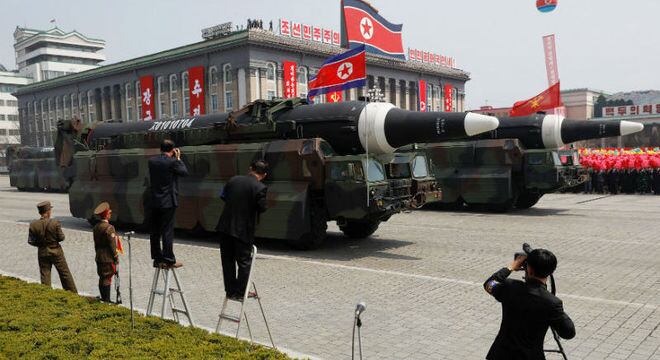 Norte-coreanos exibiram seu poder nuclear em desfile militar que celbra do 105º aniversário do fundador do país, Kim Il-sung
