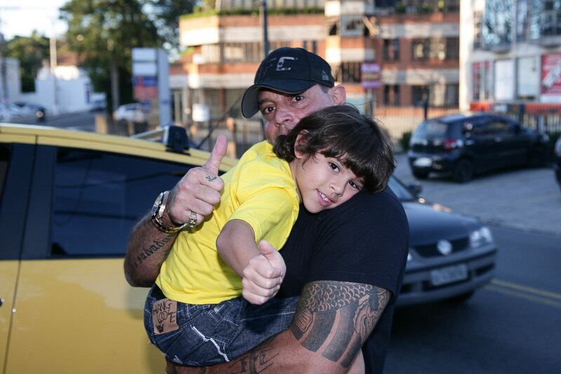 Alexandre chegou com o enteado Enzo Gabriel no colo para a festa de aniversário