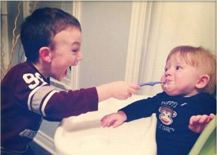 Irmãos mais velhos te arrebentam até quando ensinam a escovar os dentes!