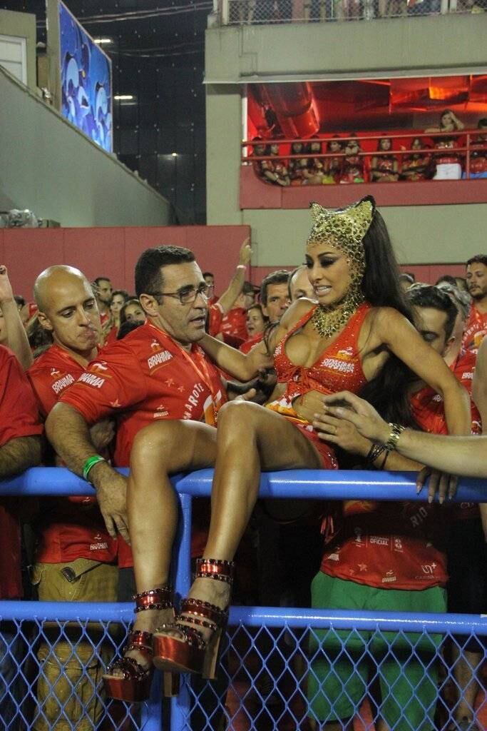 Sabrina Sato pula alambrado para ficar próxima do público da Sapucaí