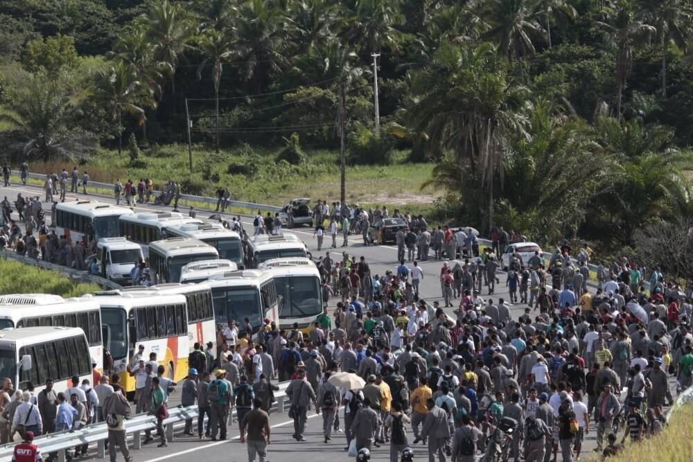 No complexo de Suape, em Ipojuca, região metropolitana de Recife (PE), metalúrgicos protestaram contra a demissão em massa de trabalhadores do
Estaleiro Atlântico Sul e demais empresas que
prestam de serviço para a Petrobras