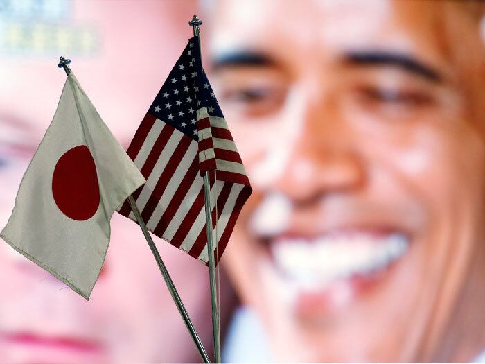 Em Tóquio, bandeiras dos Estados Unidos e do Japão são vistas em frente a uma televisão que mostra um jornal japonês noticiando as eleições presidenciais americanas