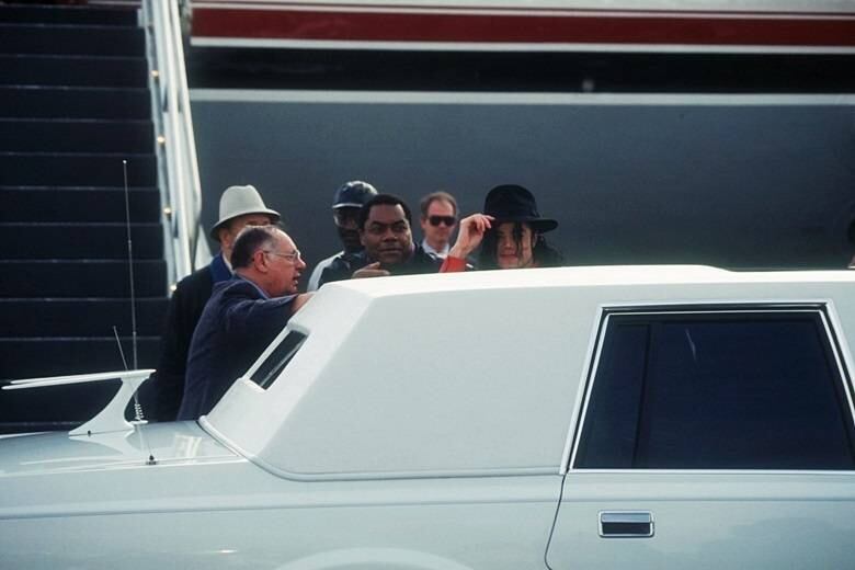 

A afinidade, aliás, foi algo que Michael identificou desde
cedo em Lavelle.



— Era dançarino e comecei desde muito novo. Não tinha plano
para ser coreógrafo ou diretor de algum espetáculo. Mas o Michael era muito
perspectivo, estava em Hollywood o tempo todo, via as coisas. Desde o começo,
Michael me falar alguma coisa e eu fazia da maneira que ele estava pensando. A
afinidade foi desde o começo e a amizade foi se criando com a convivência

+ Alguns anos e muita academia depois… Veja a transformação da menina Juju Salimeni em mulherão

+ Legendários também está no Facebook. Curta!

+ Siga a atração de Marcos Mion no Twitter!
