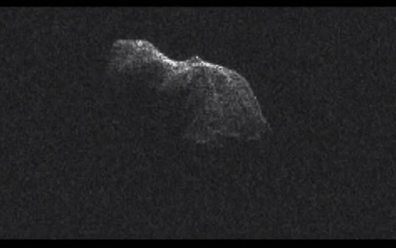 O asteroide é de cerca de 400 m de comprimento e cerca de 200 m de largura. As imagens revelam grande riqueza de detalhes, o suficiente para que fossem consideradas as melhores imagens de radar já obtidas de um asteroide próximo à Terra. É possível ver uma grande concavidade no lóbulo maior