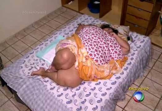 Há três anos, Kalina vive deitada em uma cama.
Solteira, mas cheia de sonhos, ela garante: “Quando eu sair daqui, é direto
para a praia”. 


— Sou louca pela praia. Será que eu vou morrer sem ir para
a praia