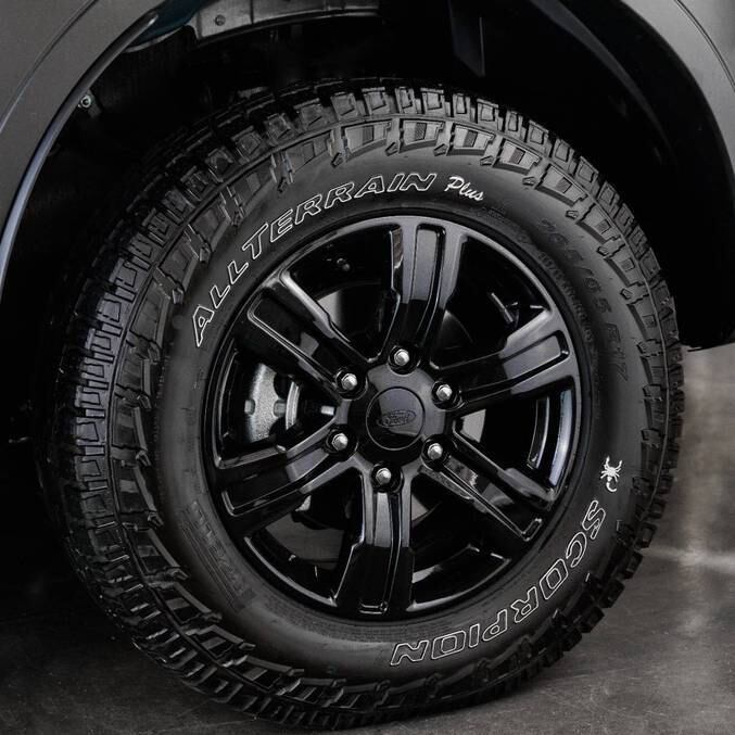 Conjunto Pirelli Scorpion AT aro 17 voltado ao uso offroad com rodas em preto brilhante sai por R$ 2 mil a mais
