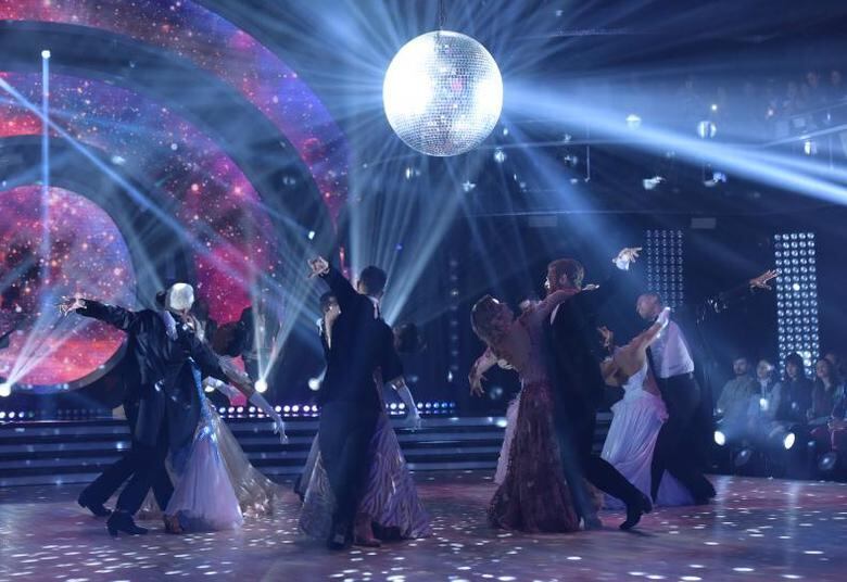 Haja coração! Além das belíssimas apresentações e coreografias marcantes, os looks requintados das estrelas não deixaram a desejar no especial 50º episódio do Dancing Brasil! Os participantes entraram no clima dos anos dourados e homenagearam a estética da década. Confira os melhores looks da noite! 