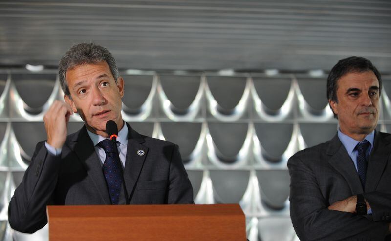 Pelo lance mínimo de R$ 8.662,50, você pode levar para casa uma mapa usado, um tubo de pasta de dente, oito novelos de lã, um par de agulhas — para já sair tricotando — e um forno de micro-ondas quebrado? Você não vai querer ficar de fora dessa, vai?
