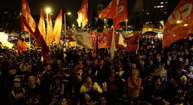 Manifestantes ligados à movimentos sociais e partidos políticos de esquerda participam de ato contra o presidente Michel Temer e por Diretas Já, no Largo da Batata, região oeste da capital
