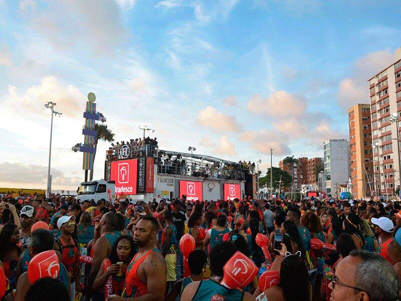 O grupo arrastou uma multidão e
animou os foliões com os novos e antigos sucessos