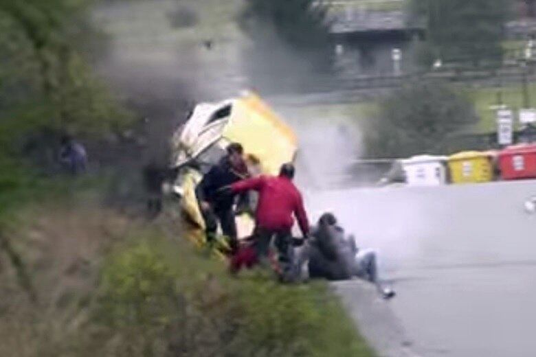 Após ficar de lado, o carro mergulha de frente no gramado e vai se erguendo sobre as pessoas — está vivo?

Saiba tudo sobre carros! Acesse www.r7.com/carros
