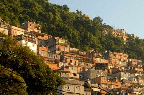 Comércio do Cantagalo fechou após morte do suspeito, dizem PMs