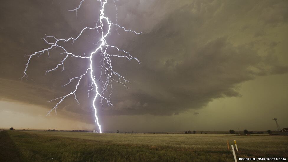 "Eu sempre digo que vou caçar tempestades até morrer ou enquanto minha
saúde permitir. Espero poder continuar esse trabalho pelos próximos 30
anos". Hill, no entanto, recomenda àqueles que queiram seguir seus
passos que evitem situações que possam representar risco de vida
Furacões são fortes tempestades que crescem sobre os mares tropicais. Na
foto acima, o relâmpago atinge um campo durante uma tempestade que
produz granizo do tamanho de uma bola de softball em Julesburg, no
nordeste do Estado americano do Colorado