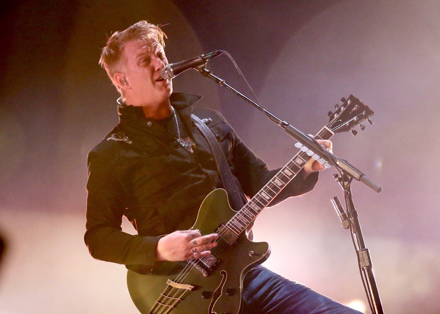 A banda Queens of the Stone Age agitou os fãs com sucessos como No One Knows, Go With the Flow e Feet Don’t Fail Me