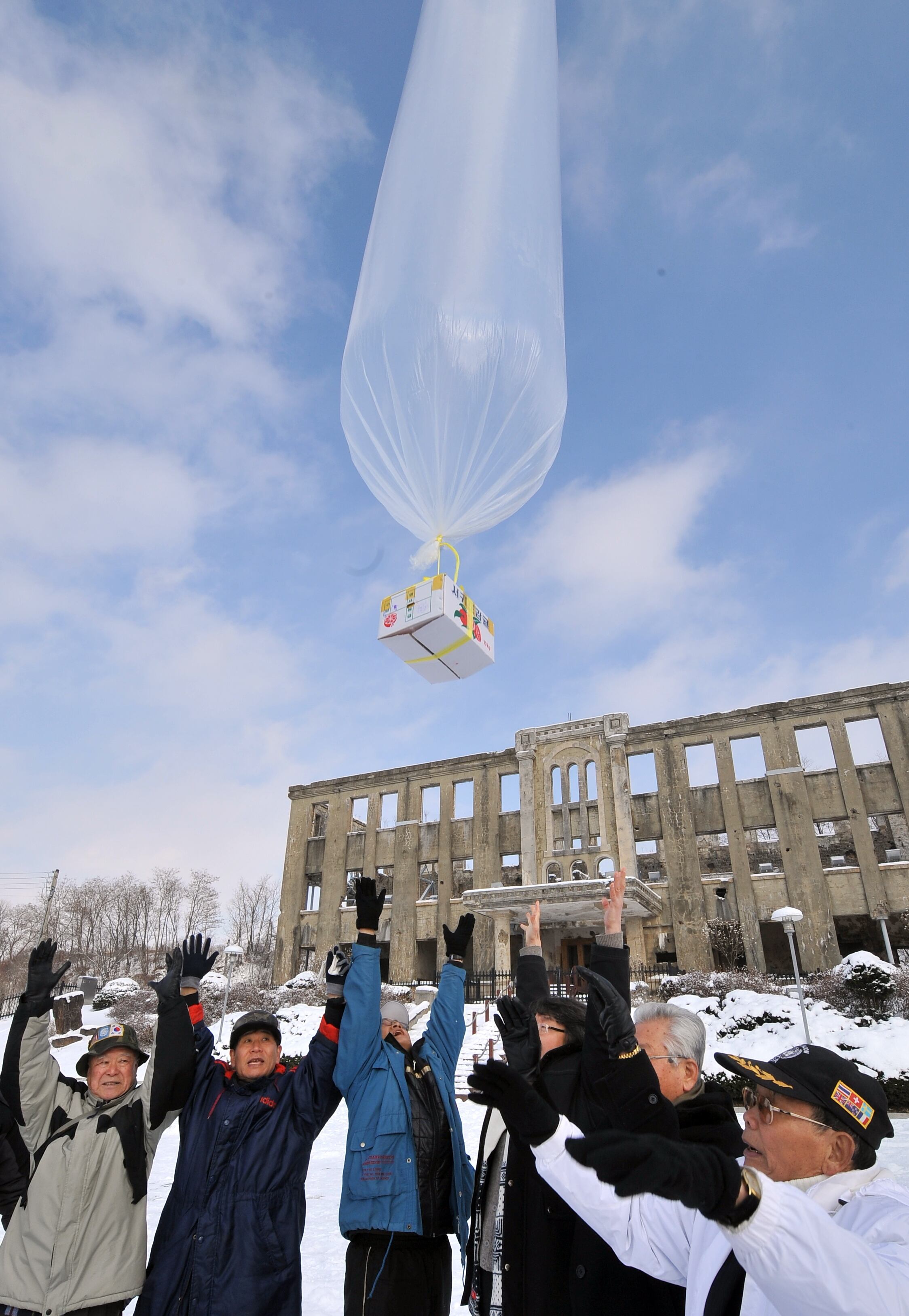 Ativistas sul-coreanos soltam balões carregando panfletos contra o governo da Coreia do Norte na fronteira entre os dois países. Mais de 28 mil panfletos foram lançados por 30 ativistas, que querem alertar os norte-coreanos sobre a ditadura que vive o país