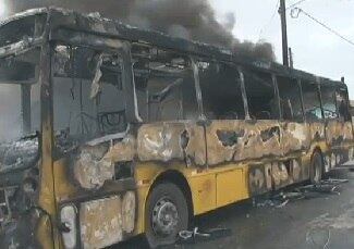 Com mais um início
de semana de ataques criminosos, a PM (Polícia Militar) de Santa
Catarina acredita que a noite da última quarta-feira (8) e madrugada de
quinta-feira (9), indicam uma possível diminuição nos ataques sofridos no
Estado. Segundo a PM a situação pode estar caminhando para uma trégua, mas ainda
é cedo para descartar novos ataques