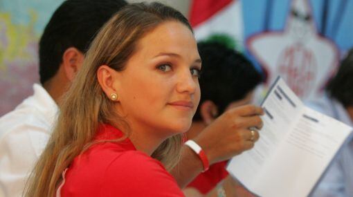 No Peru, Luciana León é uma das políticas mais bonitas. Ela é a mais jovem membro da história do parlamento peruano e é considerada responsável por atrair o voto de milhares de jovens em seu país. Em 2009, Luciana foi eleita a política mais bela do mundo pelo jornal espanhol 20 Minutos