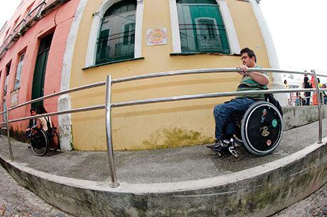 Projeto compreendeu o alargamento de calçadas, criação de rampas e corrimão