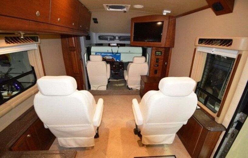 Também dá para ter visão da estrada, quando se sentirem entediados 