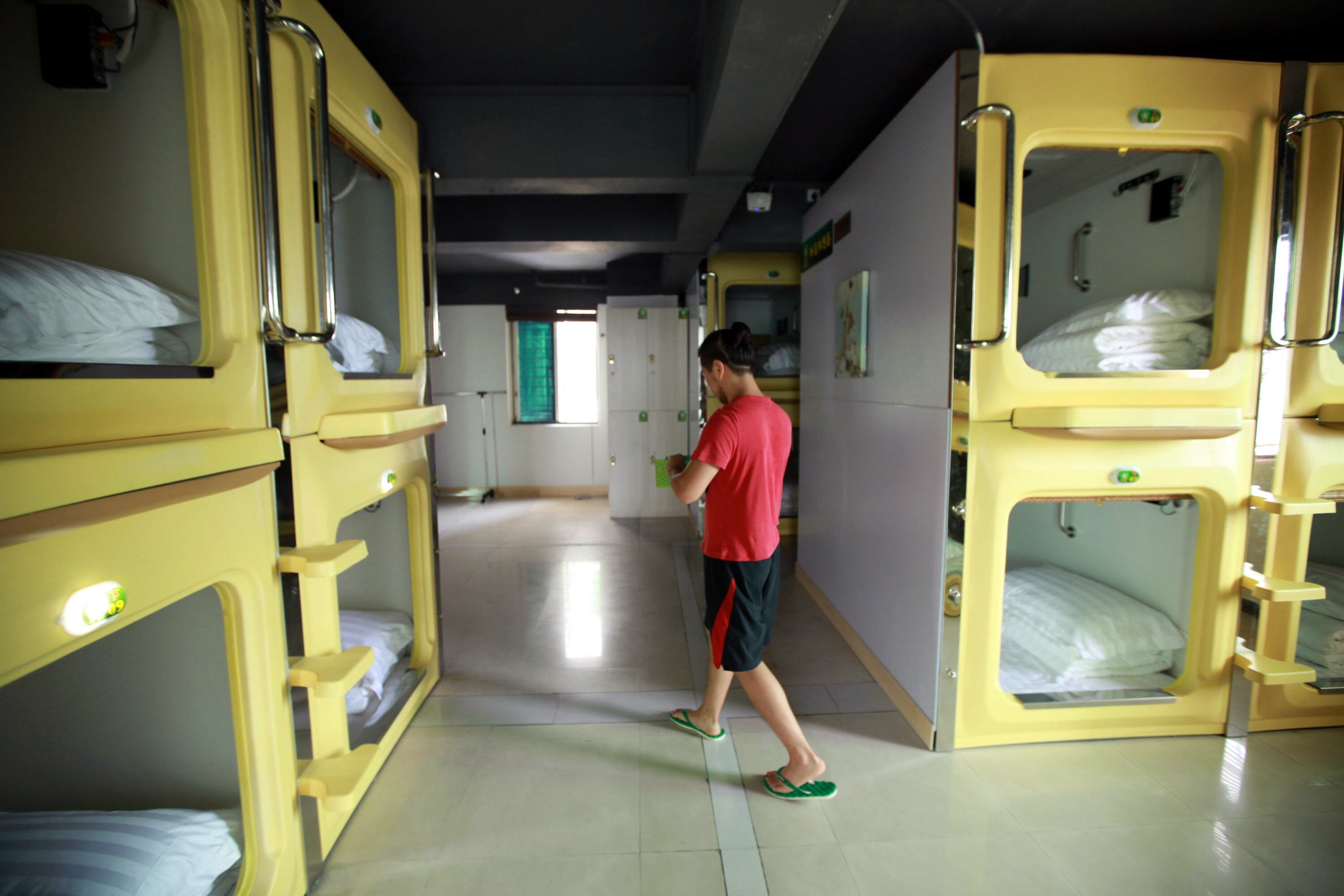Os banheiros do hotel são comuns, e o hóspede precisa deixar a cápsula para tomar uma ducha ou escovar os dentes