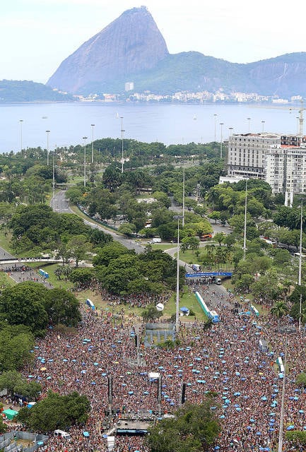 Dias depois, o grupo anunciou que ia desfilar e que queria chamar atenção para a quantidade de lixo deixada nas ruas durante o Carnaval. O Aterro do Flamengo ficou lotado com milhares de foliões