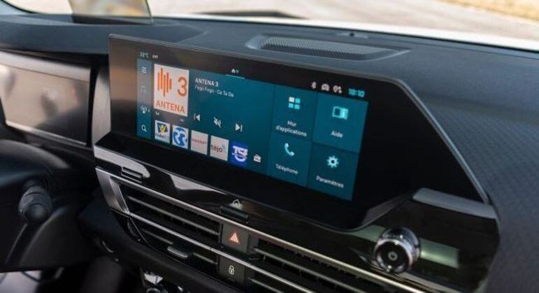 SUV conta com uma ampla central multimídia com conexão com smartphone