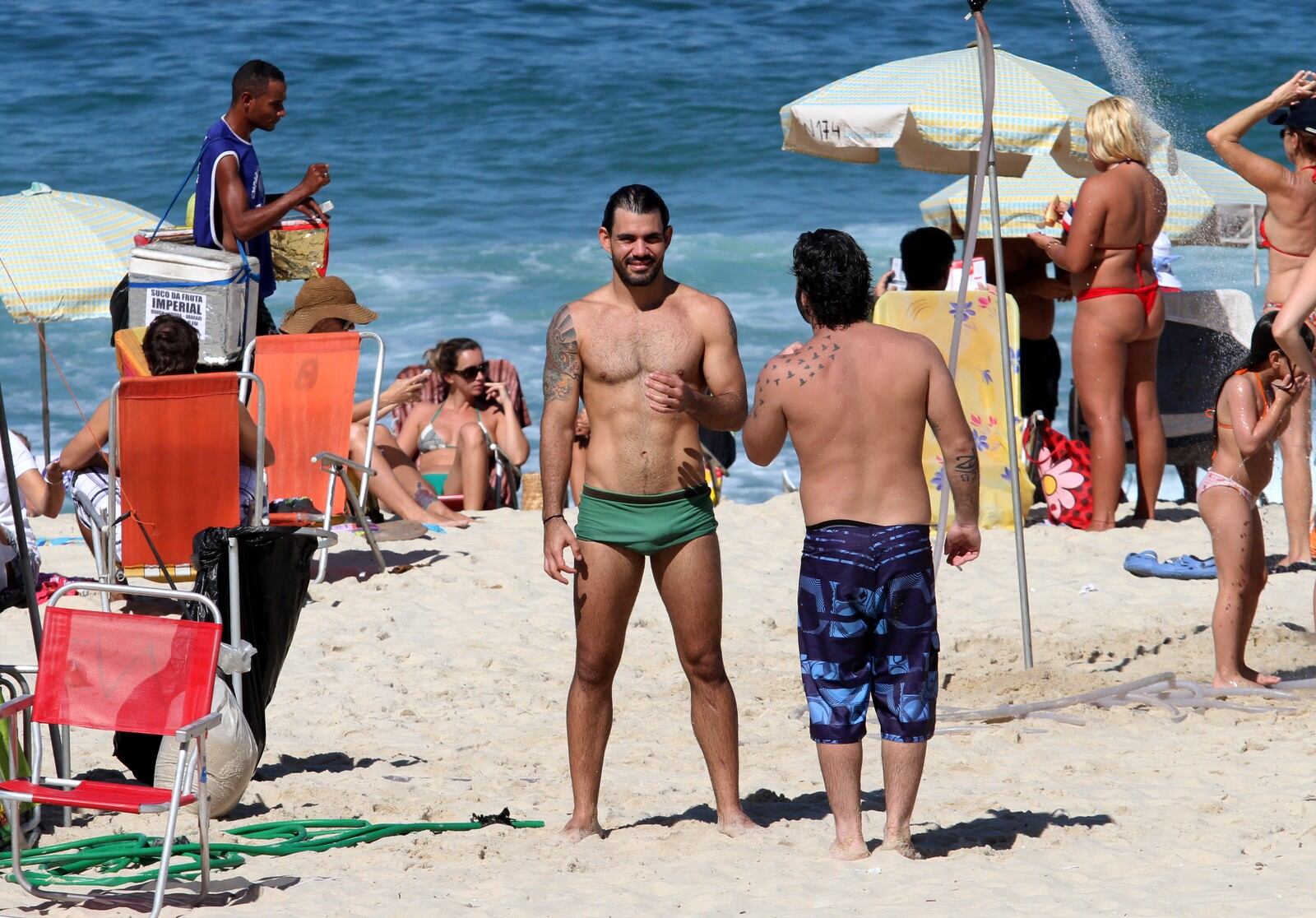 O ator curtiu o domingo de sol com um amigo no Leblon