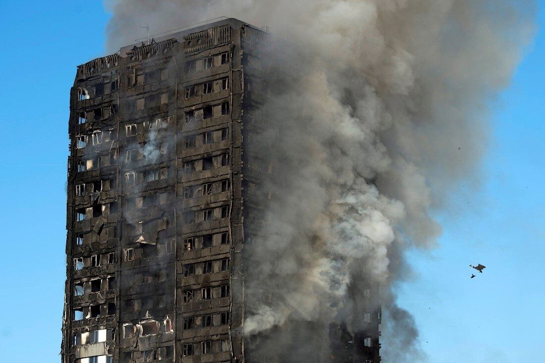 London (United Kingdom).- Grey smoke rises from the fire at the Grenfell Tower apartment block in North Kensington, London, Britain, 14 June 2017 (reissued 21 May 2020). Considered to be a neutral and unemotional color, grey is most commonly associated with architecture, smoke, and grey-clouded sky. In psychology, grey symbolizes intellect, knowledge and wisdom but is also associated with old age and loss or depression. It can appear conservative and boring on one hand and calming and sophisticated on the other. With its many shades, grey is the color of compromise - neither black nor white. (Incendio, Reino Unido, Londres) EFE/EPA/WILL OLIVER ATTENTION: This Image is part of a PHOTO SET *** Local Caption *** 53584043