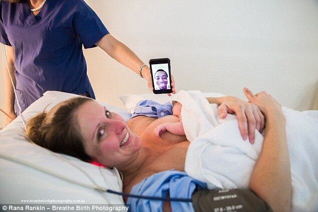 Incapaz de dar à luz naturalmente, a moradora de Queensland, na Austrália, decidiu que uma cesariana assistida tornaria sua experiência de parto mais pessoal