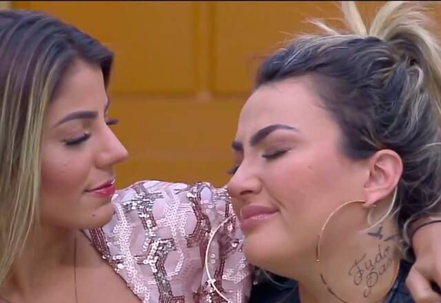 Amizade de Hari e Thayse
Um dos momentos mais emocionantes de A Fazenda 11 foi quando Hari e Thayse, que construíram um grande laço de amizade dentro do confinamento, foram juntas para a Roça e pediram votos uma para a outra