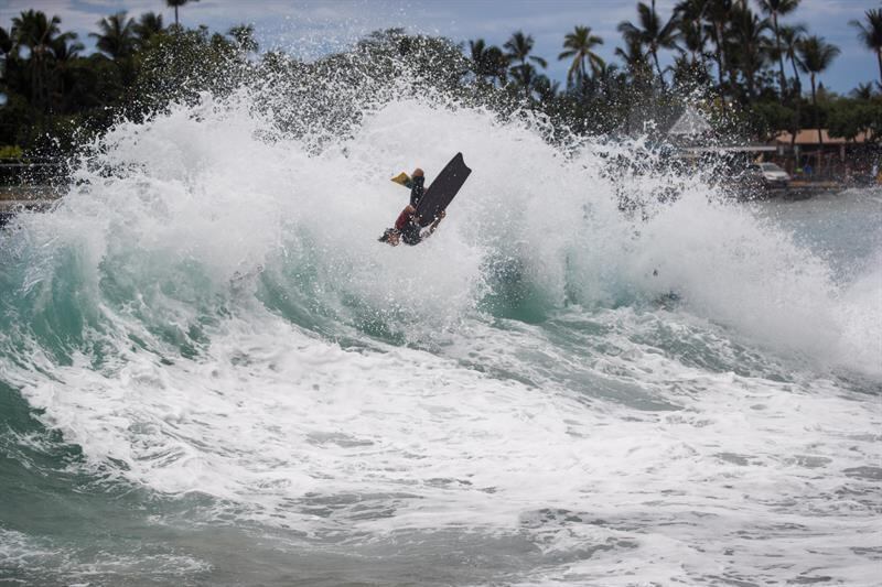 Furacão causou inundações e fortes ondas no Havaí
