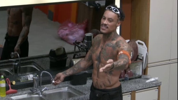 Murilo fez uma escala na Vila antes de chegar na Mansão. O morador da Casa Laranja já mostrava que levava jeito para ser um Top Chef e agradou a todos com seus pratos, apesar dos perrengues e da quantidade limitada de alimentos. Porém, esse domínio não agradou a então Dona da Casa, Kelly, e os dois protagonizaram uma treta das boas. Na reta final da Vila, todos foram para a Casa Azul, e Murilo cozinhou uma macarronada para o almoço, e como alguns repetiram, a comida acabou e não sobrou para o próprio cozinheiro, gerando a ira de alguns participantes