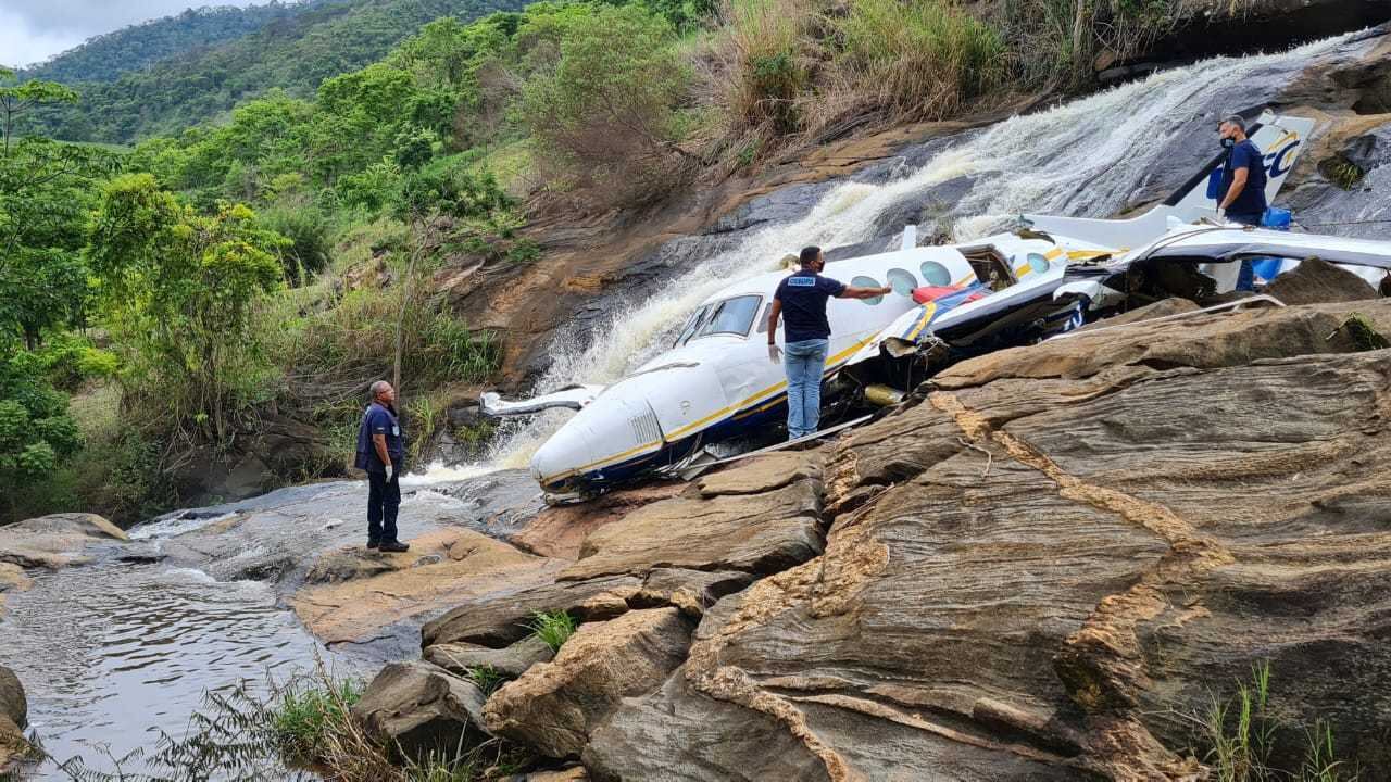 Avião foi retirado de cachoeira no fim de semana e será levado para análise no Rio de Janeiro