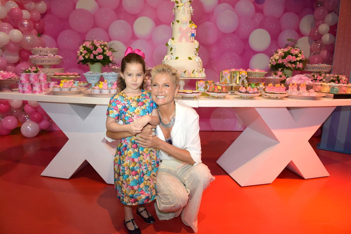 Eterna Rainha dos Baixinhos, a apresentadora também fez foto com as crianças 