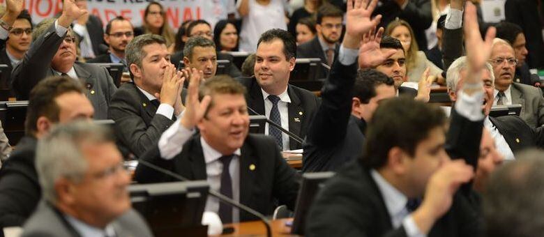 Comissão especial criada na Câmara discute a redução da maioridade penal de 18 para 16 anos nesta quarta-feira (8)