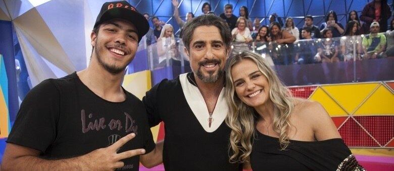Milene e Ronald participam de brincadeira ao lado de Marcos Mion no Legendários