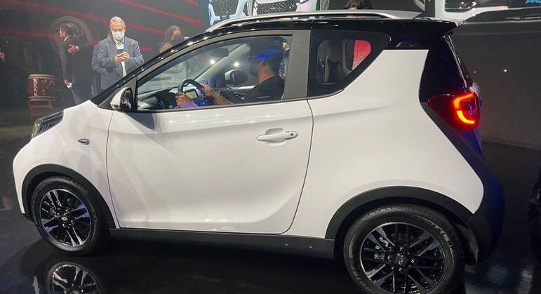 Pequeno elétrico tem motor de 61cv e 15,3kgfm de torque e autonomia máxima de 300km