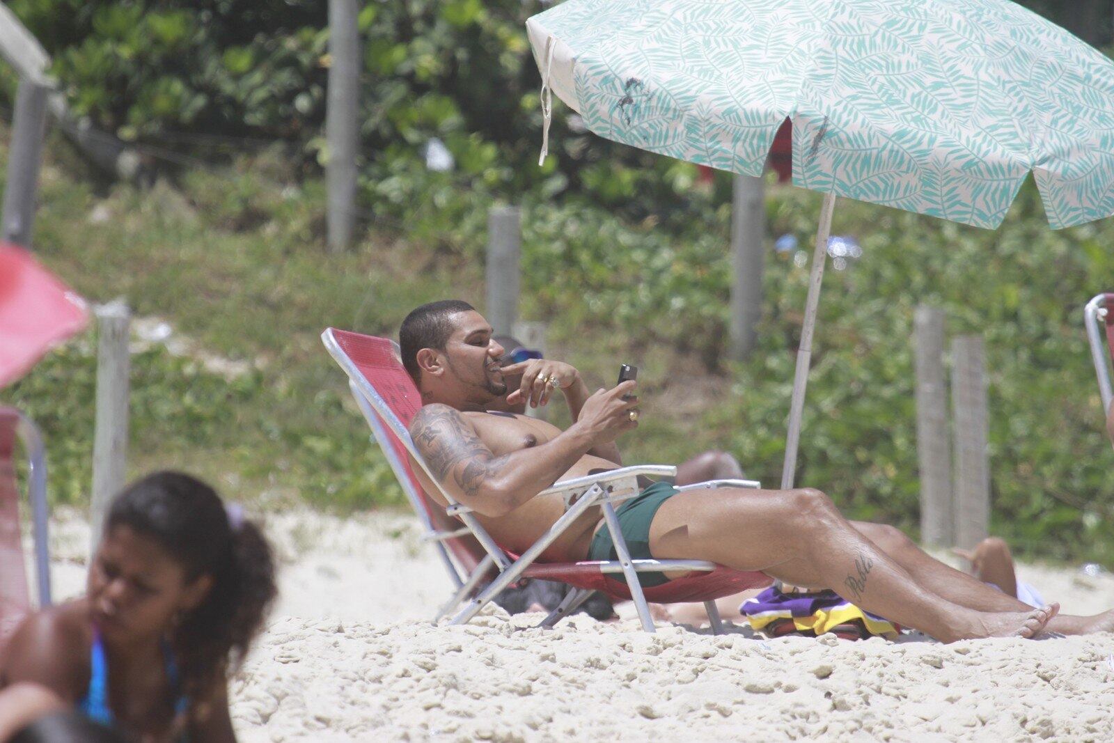 Naldo aproveitou uma brecha de sua abarrotada agenda profissional, na
manhã desta quinta-feira (19),  para curtir uma dia de praia na Barra da
Tijuca, no Rio de Janeiro